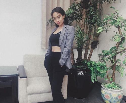 网红男子穿日本衣服唱歌,演绎独特音乐魅力