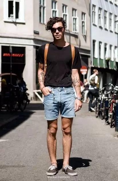 男明星穿牛仔短裤,牛仔短裤下的明星魅力