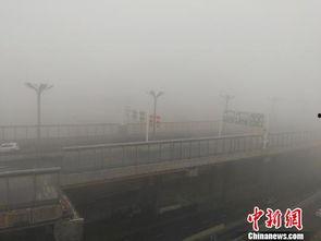 乌鲁木齐大雾弥漫头条,交通受阻，城市生活受影响