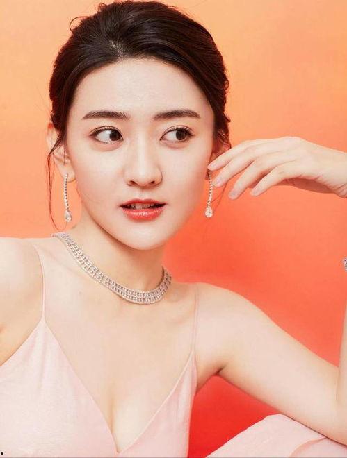 明星图片 女明星梁洁,光影交织下的璀璨星辉