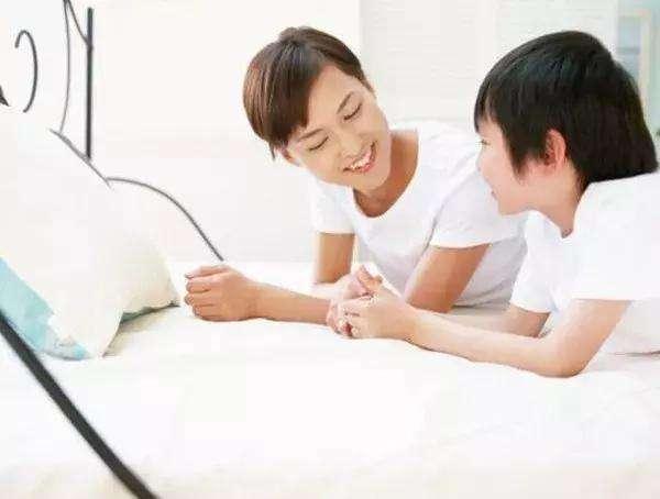 明星的孩子打针,展现坚强一面